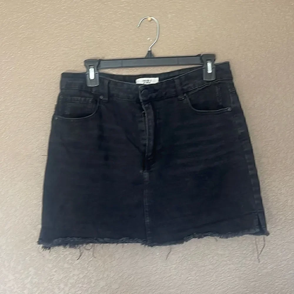 Forever 21 black denim skirt size 29